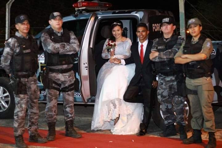 A noiva chegou numa viatura da PM-PI